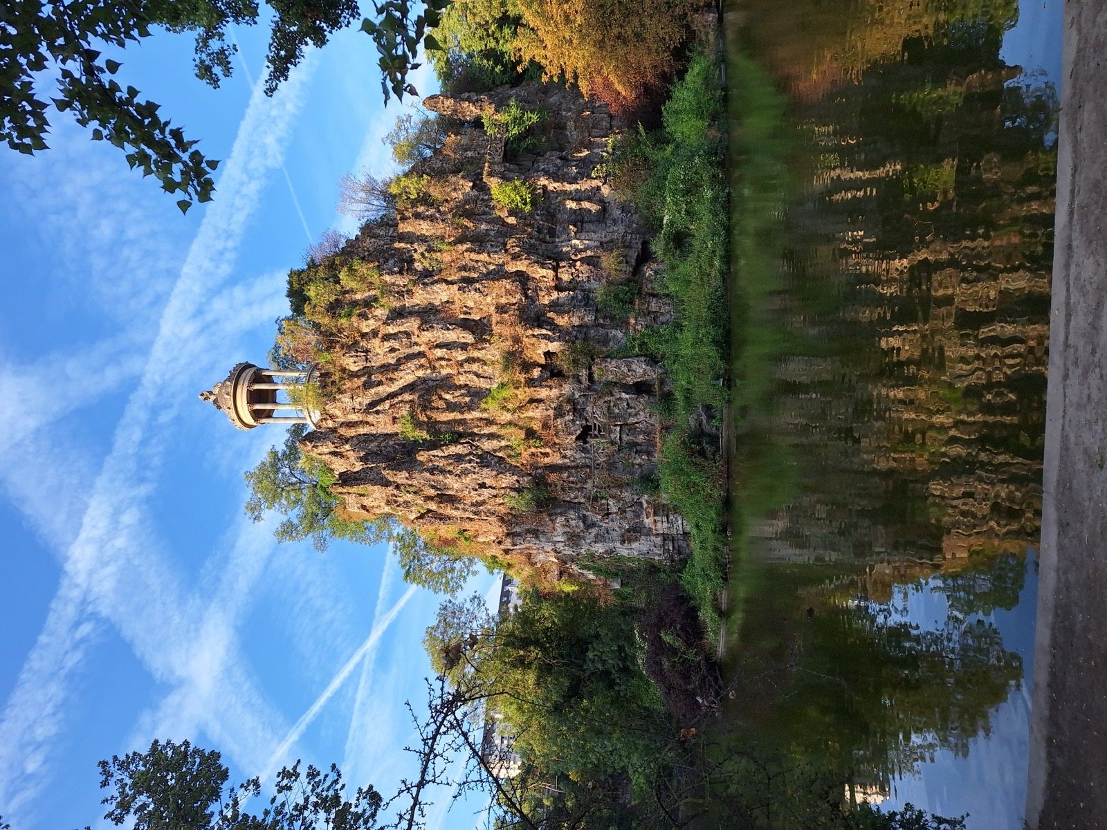 Le parc des Buttes-Chaumont, dans le 19e arrondissement de Paris