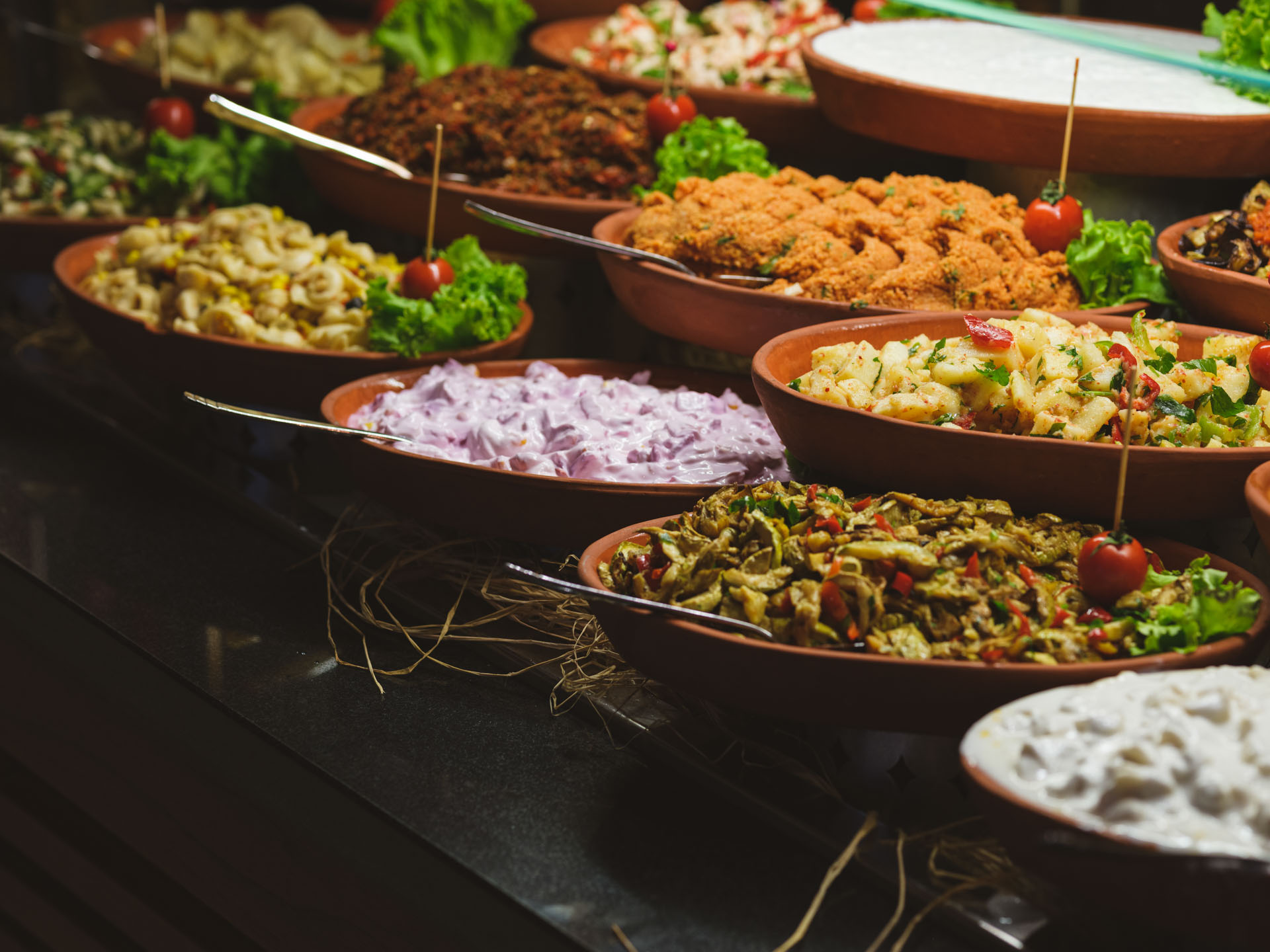 Buffet libanais généreux dressé pour une réception à Pantin