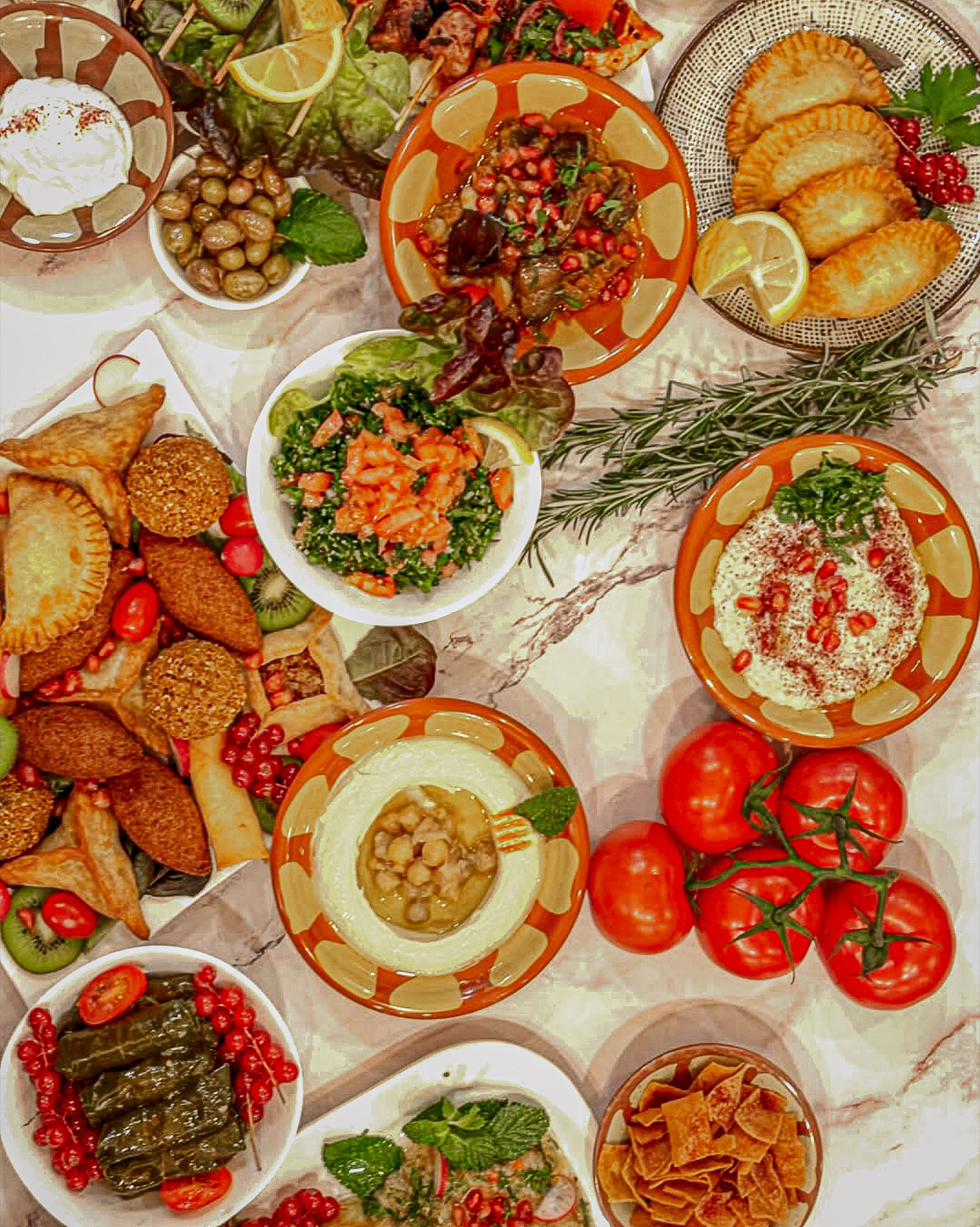 Table de mezze libanais faits maison — houmous, taboulé et bouchées pour une réception