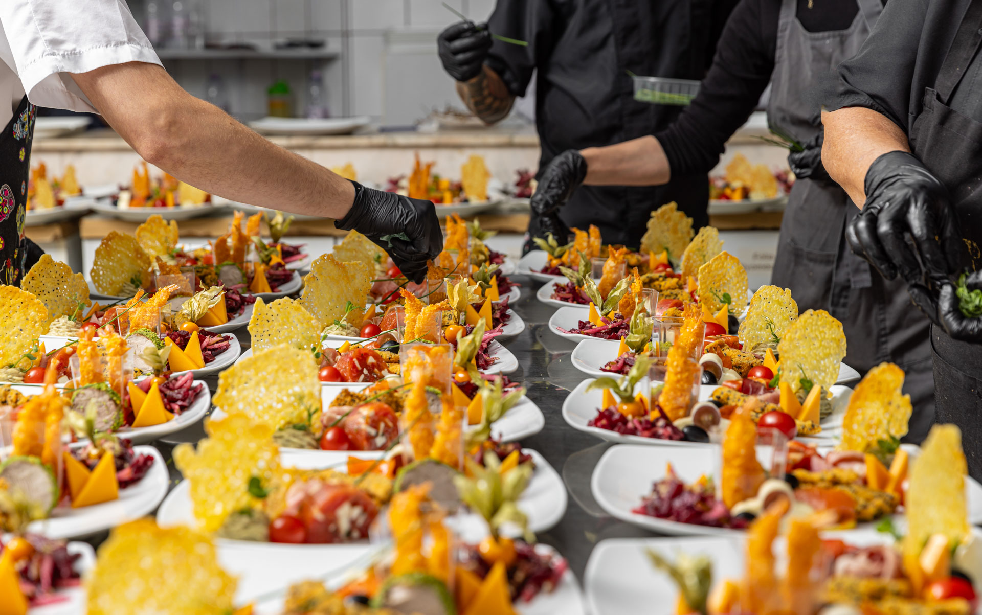 Assortiment de brochettes libanaises grillées pour un buffet